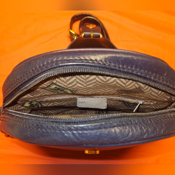 Michael Rome "Rare" Italian Blue Crisp Leather Crossbody w/Crest Lining E.U.C. - Picture 10 of 15